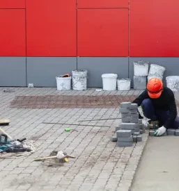 Urejeno dvorišče s položenimi tlakovci.