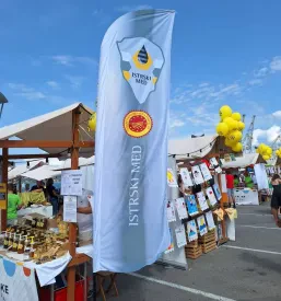 Zastava čebelarskega društva, ki jo društvo uporablja za promocijo na sejmih in dogodkih.