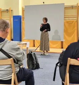 Predavanje agencije za zaposlovanje za vse, ki iščejo pomoč kadrovske agencije. Predavateljica nagovori dvorano z udeleženci.