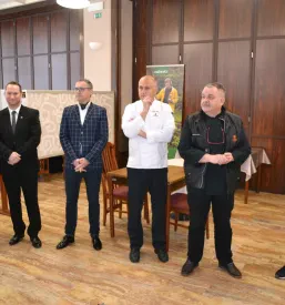 Sodelujoči na dogodku za mlade kuharje, ki se izobražujejo na programu gastronomije v Izoli.