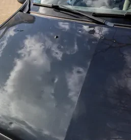 Poškodovan avto zaradi toče
