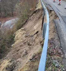 Ograja na cesti, kjer potekajo gradbena dela in izgradnja komunalne infrastrukture,