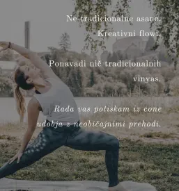 Voditeljica joge na lesenem podestu v naravi poučuje jogo zbrane..