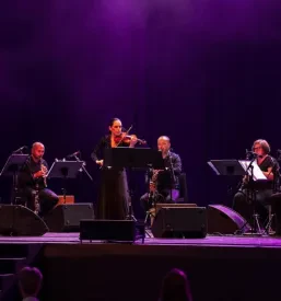 Nastop članov glasbenega društva na kulturnem dogodku v Šentrjurju..