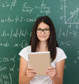 Zadovoljna učenka, ki je s pomočjo inštrukcij osvojila novo znanje pri matematiki.