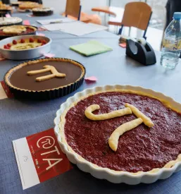 Tabla v predavalnici Fakultete za matematiko in fiziko v Ljubljani, na kateri je napisan račun.