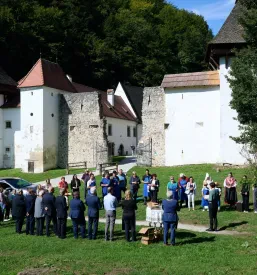 Člani društva vinogradnikov iz Slovenskih Konjic poslušajo izobraževalne vsebine na ekskurziji.