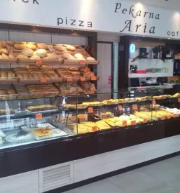 Pecivo v roza darilni embalaži s srčkom za valentinovo