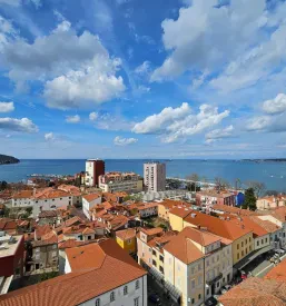 Pogled iz strehe na Koper, kjer se v centru nahajata dva turistična apartmaja za najem.