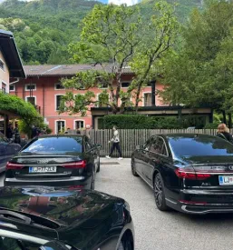 Avtomobili za prevoz oseb parkirani na parkirišču gostilne v Sloveniji.