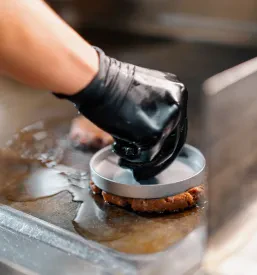Priprava smash burgerja na žaru