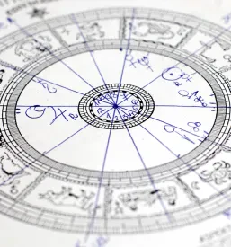 Analiza astrološke karte na papirju.
