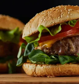 Bližnji posnetek okusnega mesnega burgerja