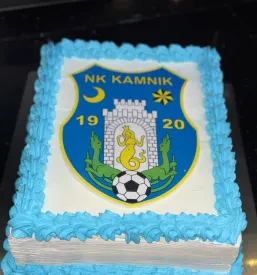 Otroška torta za praznovanje rojstnega dneva, okrašena z liki iz riskank.