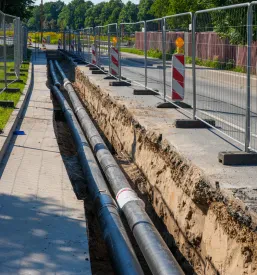 Izkopi, v katerih so položene cevi za infrastrukturo v Šentilju.