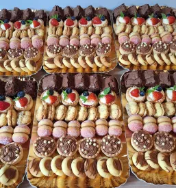 Pladnji drobnega peciva in sladic