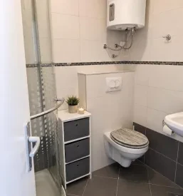Lepo opremljena in čista kopalnica v apartmaju za 4 osebe v Kopru.