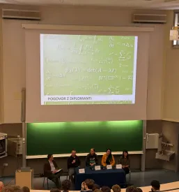 Dogodek v predavalnici Fakultete za matematiko in fiziko v Ljubljani.