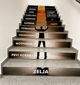 Majica z logotipom fitnesa na Koroškem.