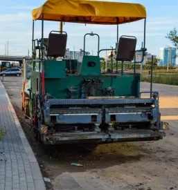 Delovni stroj za vzdrževanje dotrajanih cestišč na Pohorju.