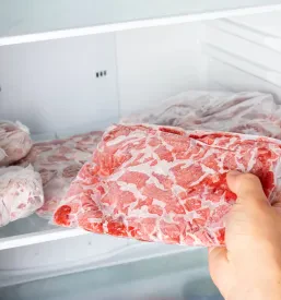 Mesar pripravlja in razrezuje sveže meso glede na želje posamezne stranke.