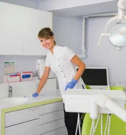 Zasebna zobozdravnica stoji v lepo urejeni in svetli zasebni zobozdravstveni ambulanti.
