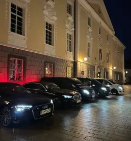 Avtomobili za prevoz potnikov, v nočnih urah parkirani pred hotelom.