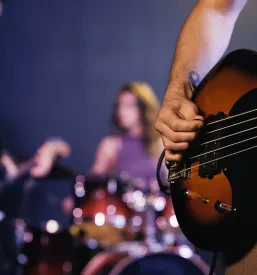Nastopajoči na odru med glasbenim programom na dogodku,
