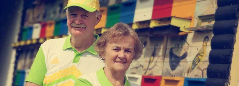 Detajl čebeljega satja, polnega zlatega medu Razkošno čebelje satje, napolnjeno z zlatim medom, prikazuje bogato kakovost domačega medu Velenje.