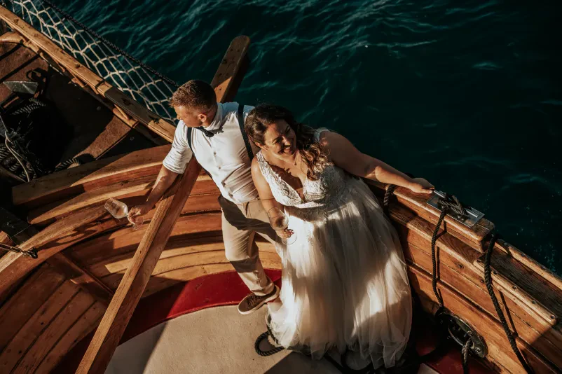 Intimni objem mladoporočencev v naravi Mladoporočenca se nežno objemata med fotografiranjem na čudoviti lokaciji, kar prikazuje delo Fotograf za poroke in rojstne dneve Divača, Kras, Slovenija.