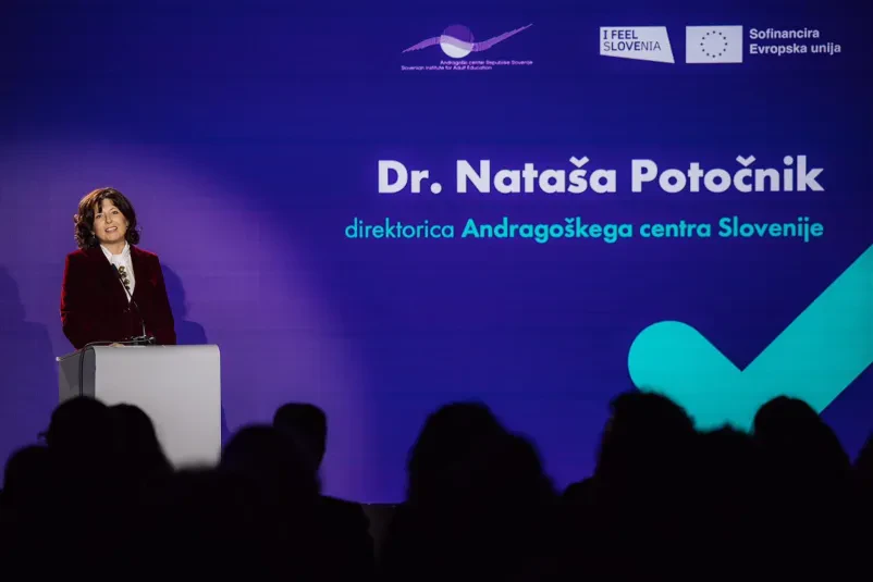 Usposabljanje na računalnikih v učilnici Več študentov zbrano dela na osebnih računalnikih v sodobni učilnici. Poudarek je na praktičnem usposabljanju in pridobivanju digitalnih spretnosti.