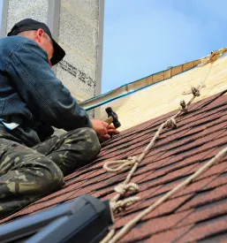 Celostna obnova strehe, vključno z namestitvijo bitumenskih skodel in detajli okoli dimnika. Nudimo kvalitetna krovska dela in kleparijo Ljubljana, zaščito vašega doma.