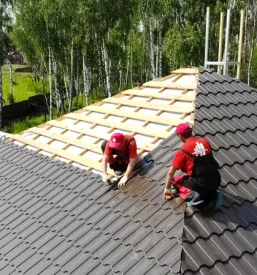Krovec profesionalno namešča kovinske strešnike in snegolove na ostrešje hiše, kar zagotavlja učinkovito zaščito pred vremenskimi vplivi in snegom.
