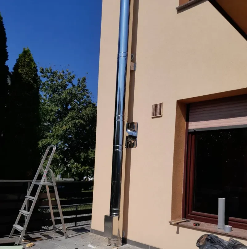 Celosten sistem troslojnega inox dimnika, pripravljen za vgradnjo, ki zagotavlja visoko varnost in učinkovitost ogrevanja. Za najboljše Kvalitetni inox dimniki Slovenija.