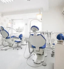 Prostoren in svetel interjer sodobne zobne klinike, opremljene za visoke standarde, idealen za splošno samoplačniško zobozdravstvo Maribor.