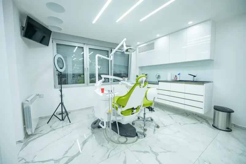 Moderna zobozdravstvena ordinacija Sodoben in svetel interjer zobozdravstvene ordinacije z belim zobozdravniškim stolom in moderno opremo, primeren za zasebno splošno samoplačniško zobozdravstvo Maribor.