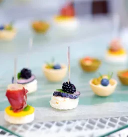 Elegantno pripravljena catering miza z različnimi prigrizki in sladicami na Savinjskem.