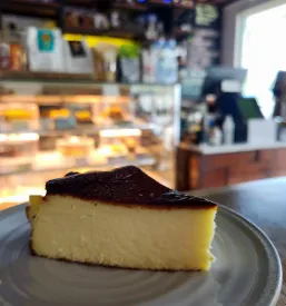 Sveže pečena slaščica, postrežena ob skodelici tople kave v kavarni v Škofljici.