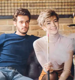 Gostje uživajo v večernem druženju v lounge baru v ljubljanskih Novih Fužinah.