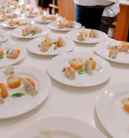 Različne mesne, zelenjavne in hladne jedi so razporejene na catering mizi v savinjski regiji.