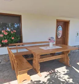 Terasa apartmaja z lesenim vrtnim pohištvom