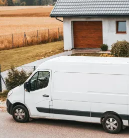 Bel kombi kurirske družbe je parkiran pred hišo v Mokronogu.