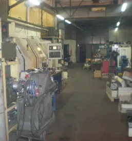 Specializirana naprava za površinsko obdelavo, ki zagotavlja visokokakovostno zaščito in izboljšanje lastnosti kovin.