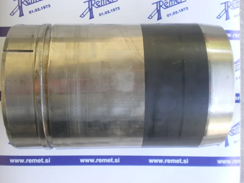 Moderna industrijska oprema za obdelavo Pogled na robustno industrijsko opremo in stroje, ki se uporabljajo za napredno obdelavo kovin v proizvodnem obratu.