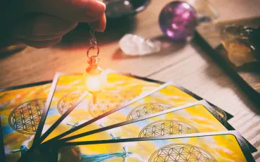 Odkrivanje skrivnosti življenja s pomočjo vedeževanja s tarot kartami
