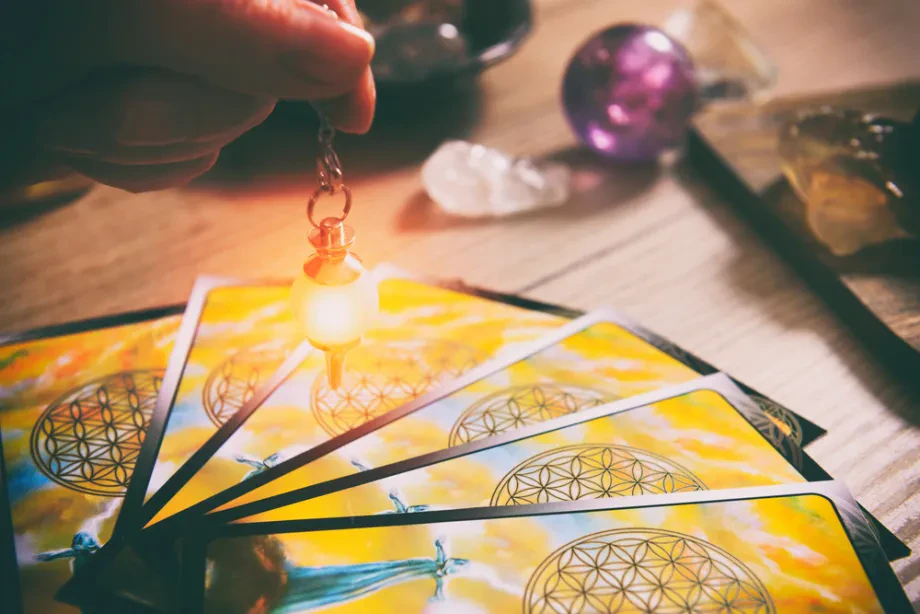 Odkrivanje skrivnosti življenja s pomočjo vedeževanja s tarot kartami